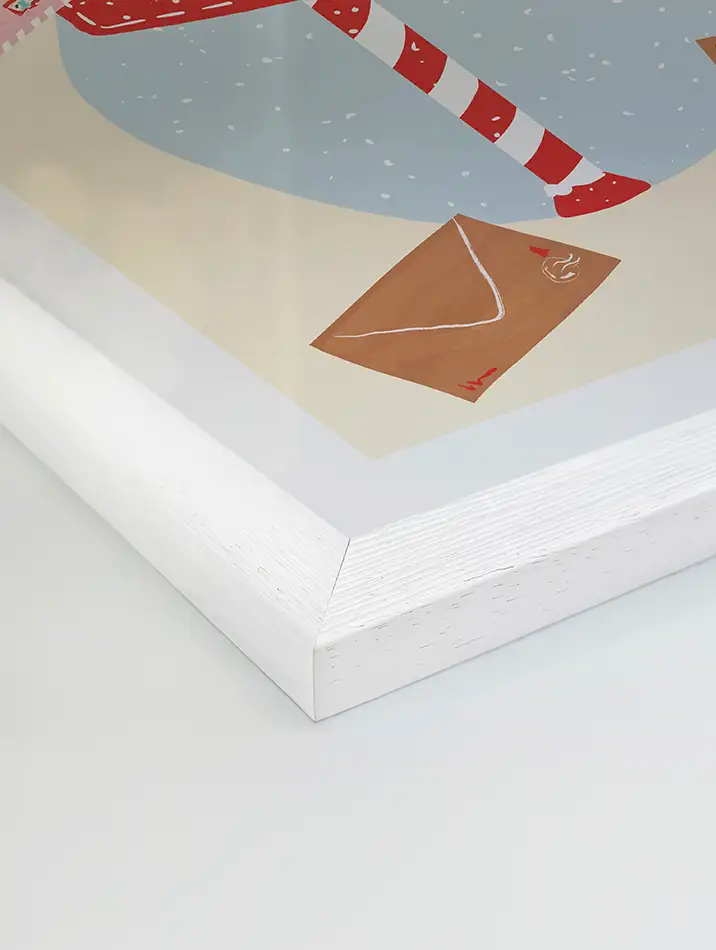 Affiche de Noël illustrant une boîte aux lettres rouge joliment décorée, débordant de lettres adressées au Père Noël. Le design festif, sur un fond beige parsemé de flocons de neige, apporte une ambiance chaleureuse et nostalgique, idéale pour compléter une décoration murale dédiée à la magie des fêtes.