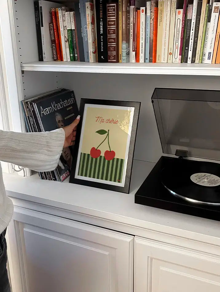 Cette affiche de cerise subtile et élégante, avec ses rayures minimalistes et ses teintes douces, met en valeur les cerises avec une allure chic, idéale pour une décoration tendance.