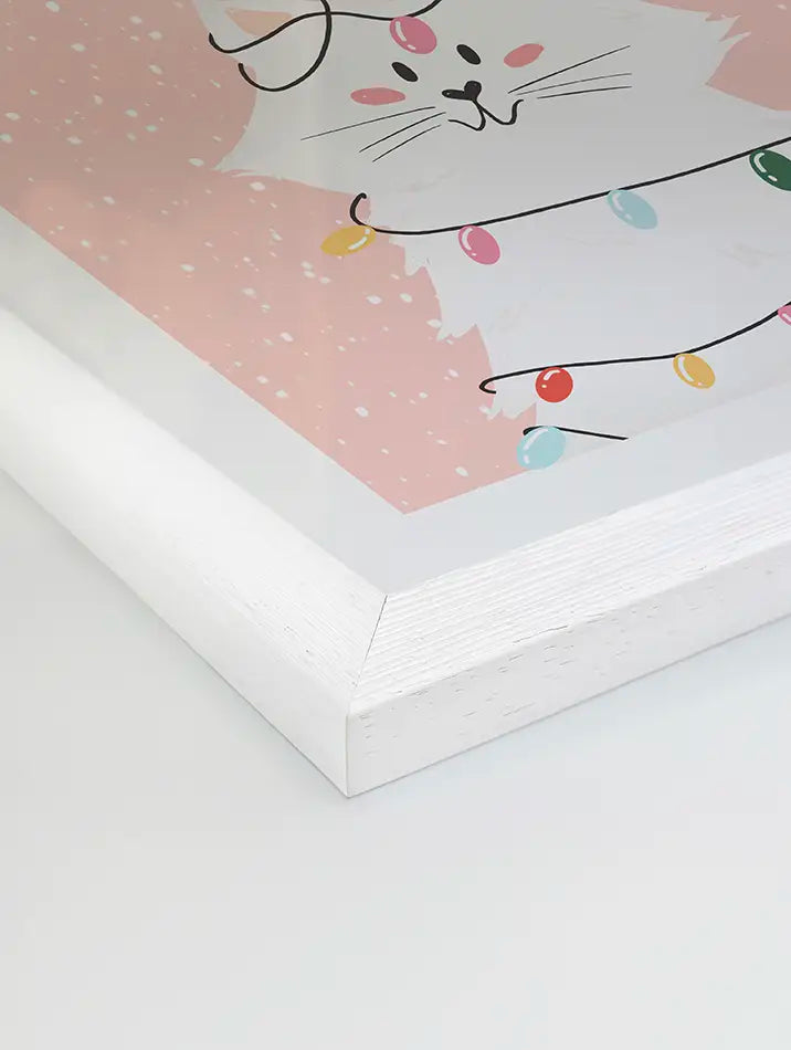 Affiche festive représentant un chat blanc espiègle entouré de guirlandes lumineuses, sur un fond rose pastel avec le texte "Chat-leureux Noël". Un design original et joyeux, idéal pour ajouter une touche ludique et chaleureuse à votre décoration murale de fêtes.