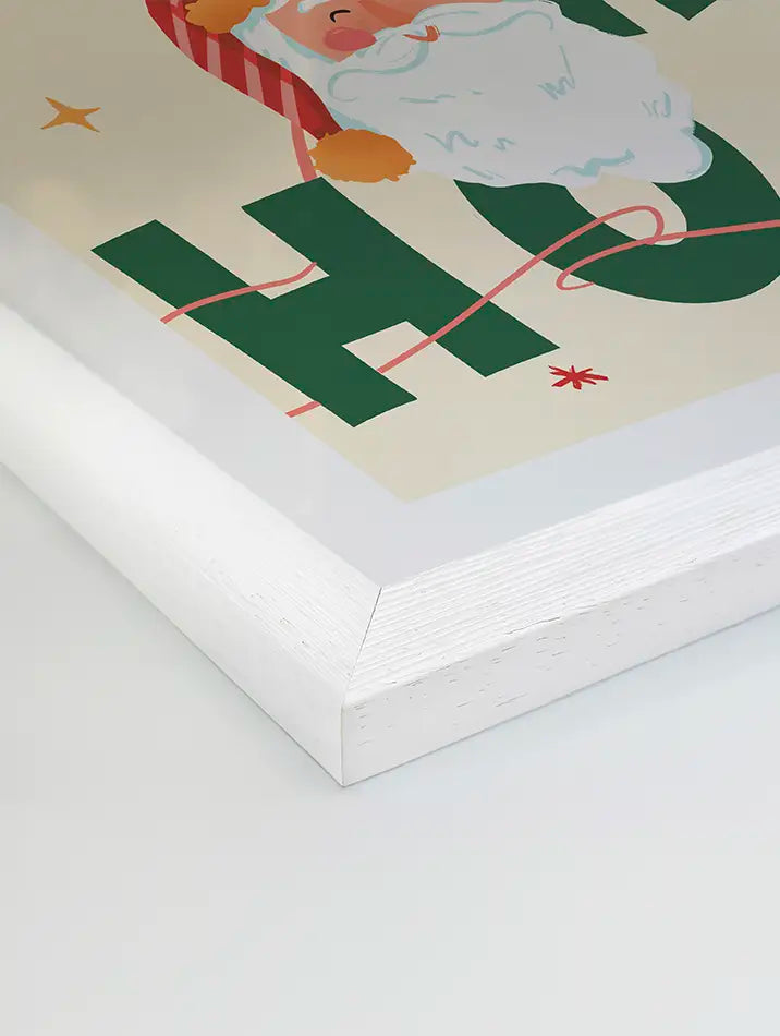 Affiche Père Noël avec un design joyeux et coloré, mettant en avant le texte "Ho Ho Ho" en arrière-plan. Le fond beige, agrémenté d'étoiles dorées scintillantes, crée une ambiance festive et chaleureuse, idéale pour illuminer votre décoration murale de Noël.