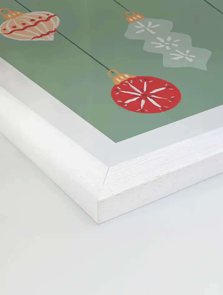 Affiche festive de boules de Noël suspendues, illustrée par Blanca Flor, avec un fond vert doux, des motifs géométriques modernes et des couleurs vives et chaleureuses, parfaite pour une décoration murale de fêtes.
