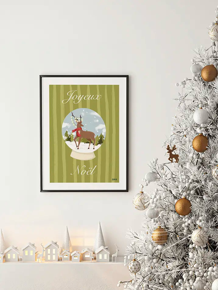 Poster représentant un cerf avec une écharpe rouge dans un paysage enneigé, entouré d'arbres dans une boule à neige.