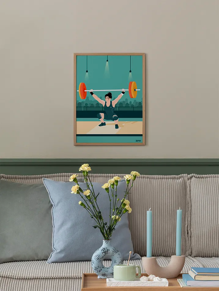 Poster Haltérophilie : une œuvre moderne et épurée où chaque détail met en lumière la détermination de l’athlète. Encadrée en bois naturel ou noir, cette affiche s'intègre harmonieusement dans un intérieur contemporain ou un espace sportif, inspirant force et persévérance.