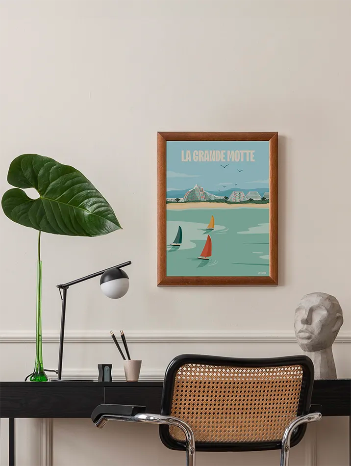 Illustration La Grande Motte : cette œuvre apporte une sensation d'évasion et d'aventure à votre espace, avec des couleurs vibrantes rappelant le littoral méditerranéen. Idéale pour ceux qui souhaitent ajouter une touche de fraîcheur et de vacances à leur décoration intérieure.