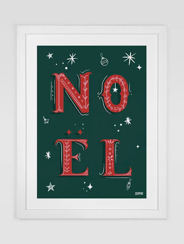 Affiche festive avec le texte NOËL en grandes lettres rouges décorées sur fond vert, entourée d'étoiles et de boules de Noël.