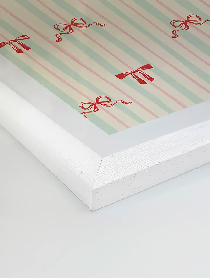 Poster de Noël au design vintage et minimaliste, orné de motifs élégants de nœuds rouges. Ce visuel festif et raffiné est parfait pour une décoration murale qui apporte une touche de charme rétro et d'élégance à votre ambiance de fêtes.