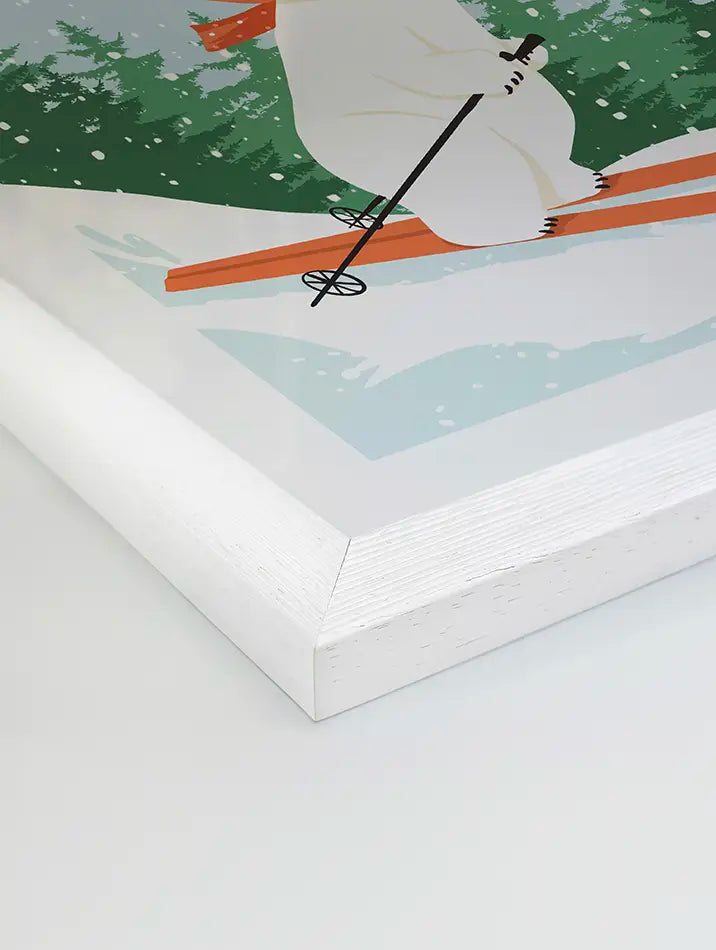Affiche festive représentant un ours polaire en plein ski, vêtu d'une écharpe rouge et d'un bonnet vert, dévalant une montagne enneigée. Ce design ludique et charmant, idéal pour les fêtes de Noël, apportera une touche de magie hivernale et d'humour à votre décoration murale.