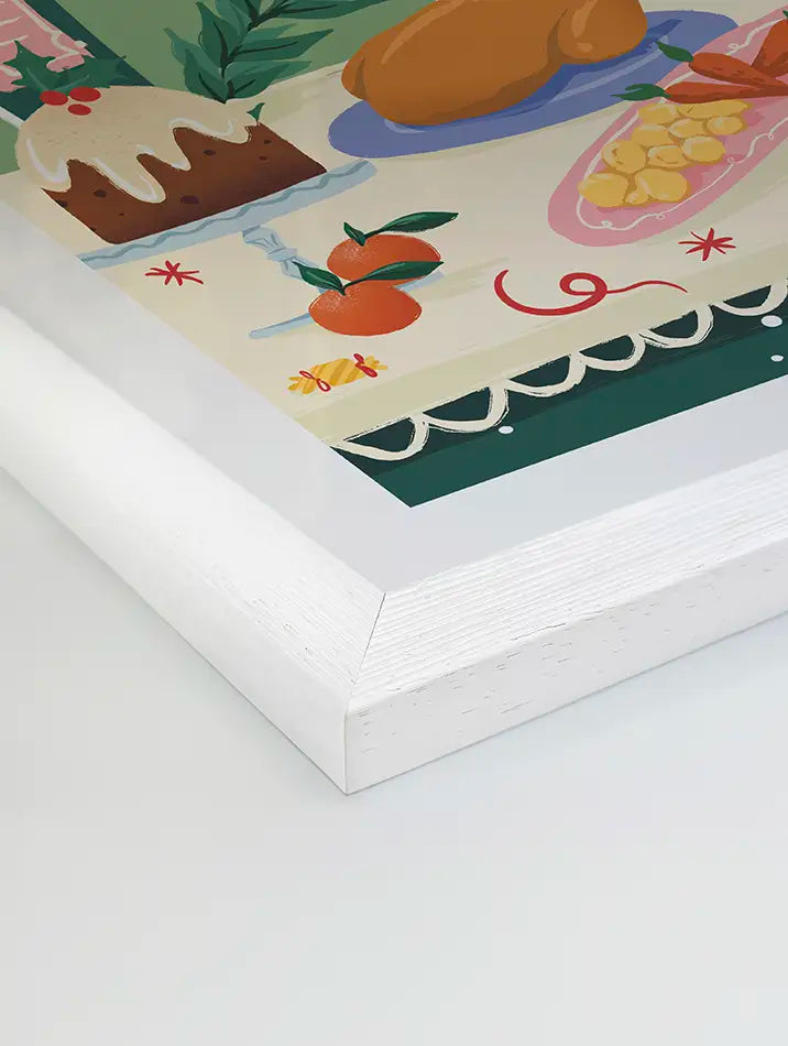 Affiche festive illustrant un repas de Noël chaleureux, avec une table élégamment dressée, des plats gourmands tels qu'une dinde dorée et un panettone moelleux. Le design, sur un fond vert traditionnel, évoque la convivialité et la magie des fêtes, parfait pour une décoration murale qui célèbre les plaisirs de la table.