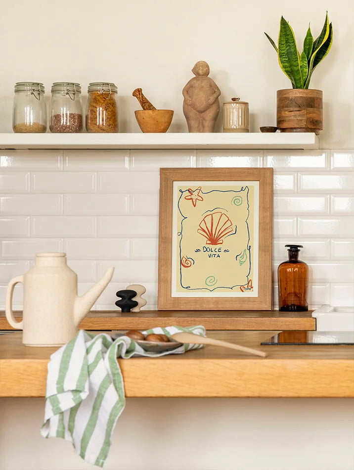 L'affiche Dolce Vita, avec ses teintes naturelles de beige, bleu et terre cuite, incarne l’évasion et la zénitude méditerranéennes. Ce poster apporte une touche de chaleur et de bien-être, parfait pour sublimer un salon, une chambre ou un espace repas.