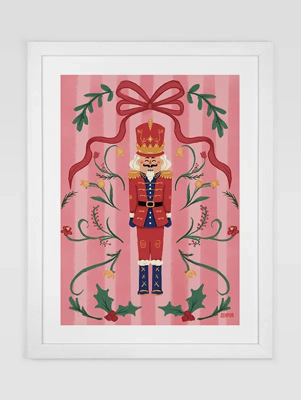 Affiche artistique Casse-Noisette, illustrée par Blanca Flor, représentant un soldat de Noël avec des éléments décoratifs festifs comme des branches de houx, des fleurs et un grand nœud rouge, le tout sur un fond rose pastel. Poster parfait pour une ambiance de fêtes élégante et raffinée.