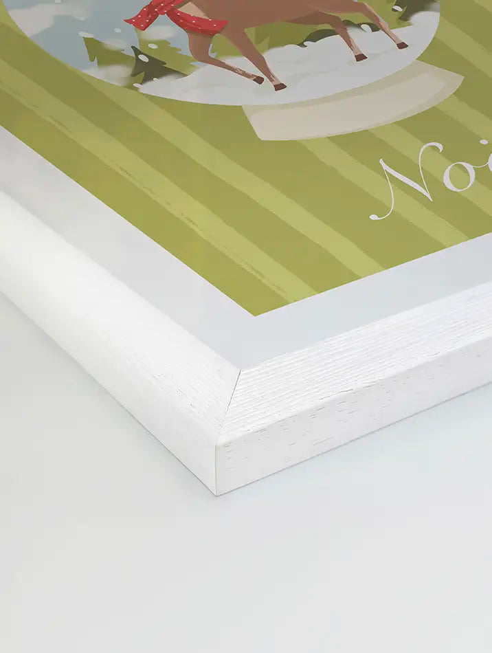 Affiche de Noël illustrant un cerf majestueux dans une boule à neige, sur un fond vert chaleureux avec le texte "Joyeux Noël". Ce design festif et élégant, parfait pour une décoration murale, évoque la magie des fêtes avec son style raffiné et ses détails enchanteurs.