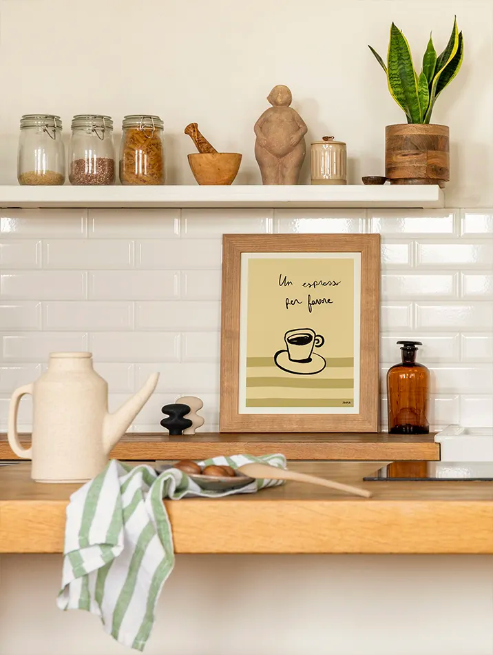 Poster boisson espresso : une création rétro qui célèbre l’art de savourer un café corsé. Ce design tendance recrée l’ambiance chaleureuse d’un bar italien, idéal pour une décoration néo-vintage.