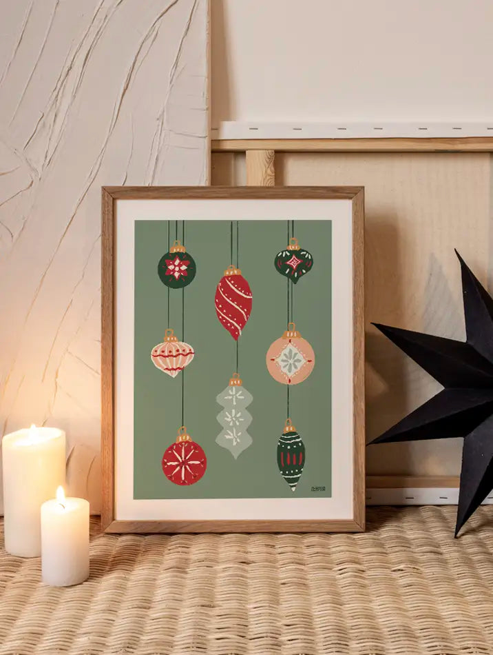 Affiche festive représentant des boules de Noël colorées suspendues sur un fond vert pastel, poster illustré par Blanca Flor.