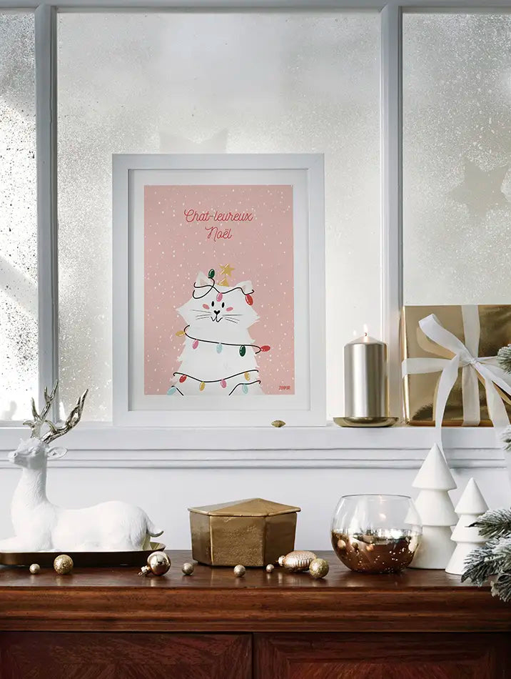 Poster de Noël avec un chat déguisé en sapin, entouré de lumières colorées, avec un fond rose et des flocons de neige.