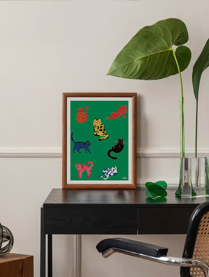Œuvre féline vibrante et ludique avec des chats de différentes couleurs pour une déco moderne.