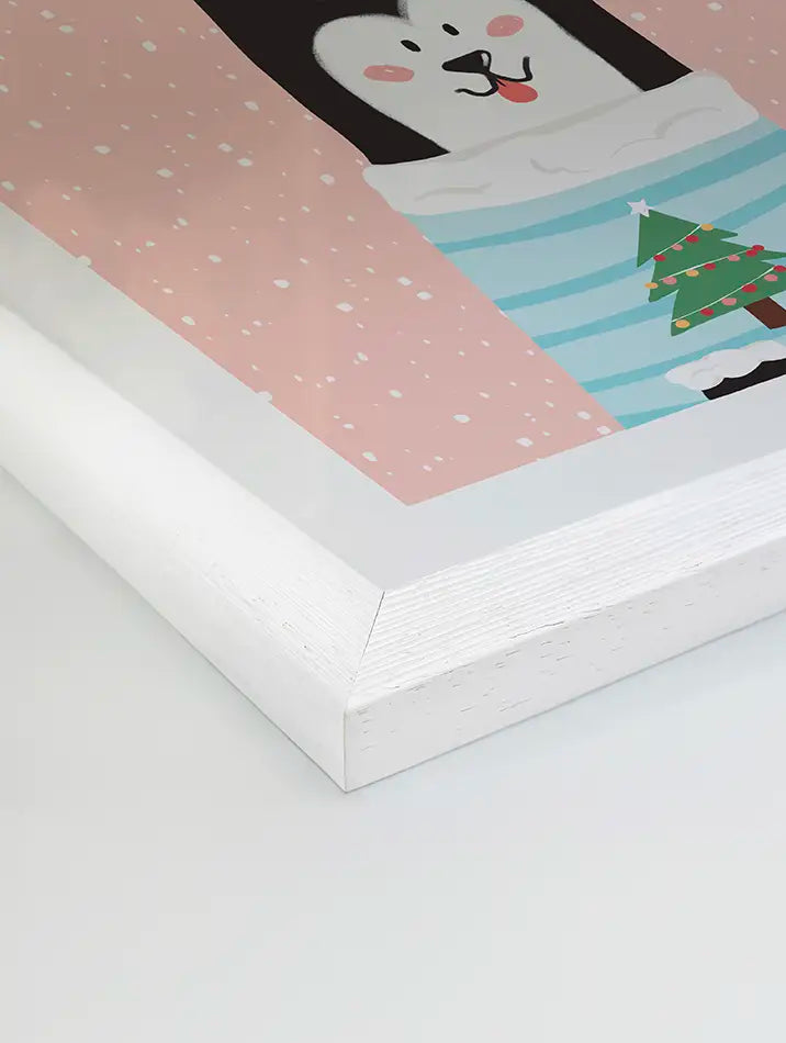Affiche festive mettant en scène un chien husky adorable, vêtu d'un pull de Noël bleu décoré d'un motif de sapin. Le design, sur un fond rose vif, est accompagné du texte amusant "Un Noël qui a du flair", ajoutant une touche ludique et originale à votre décoration murale de fêtes.
