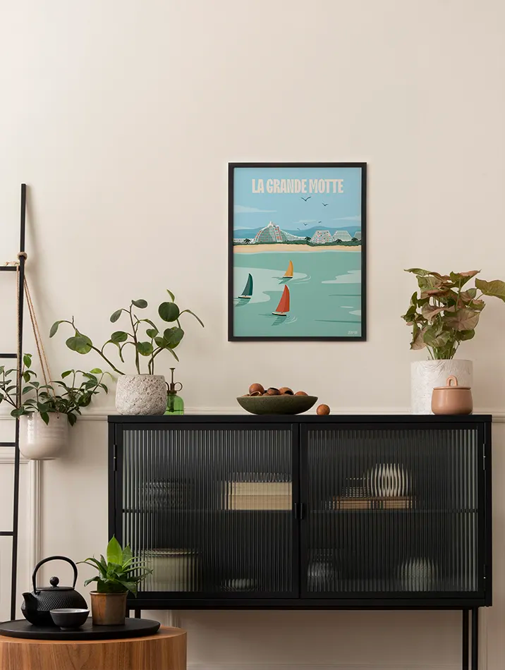 Poster La Grande Motte : entre mer et voiliers, cette affiche est idéale pour ajouter une note d'évasion et de voyage à votre décoration. Parfaite pour créer une ambiance ensoleillée dans un salon ou un bureau.