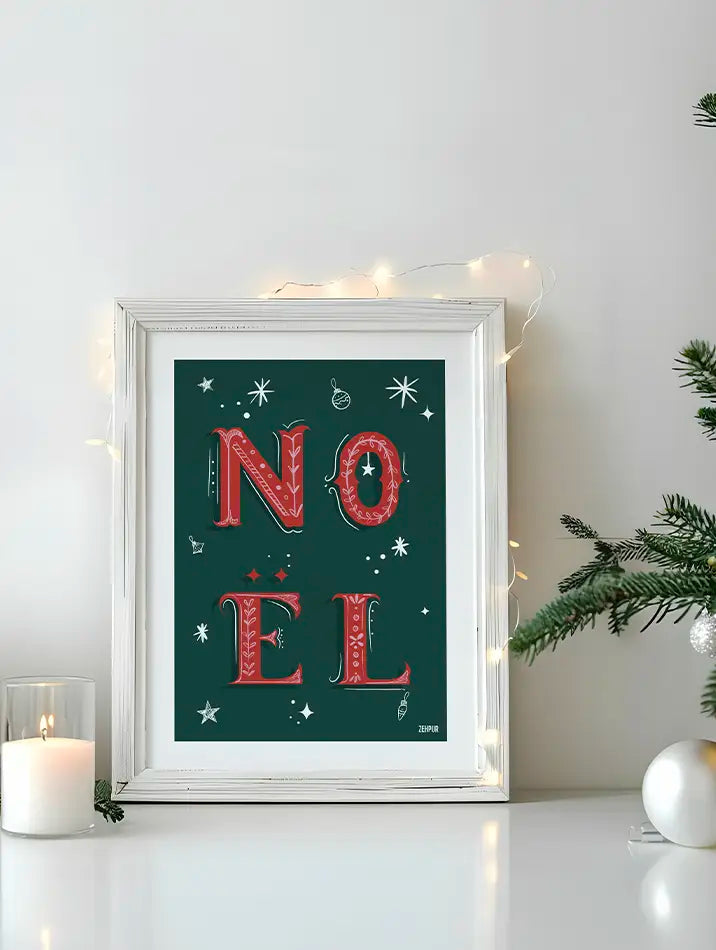 Poster de Noël avec des lettres illustrées NOËL, ornées de motifs végétaux, sur un fond vert avec des décorations festives.