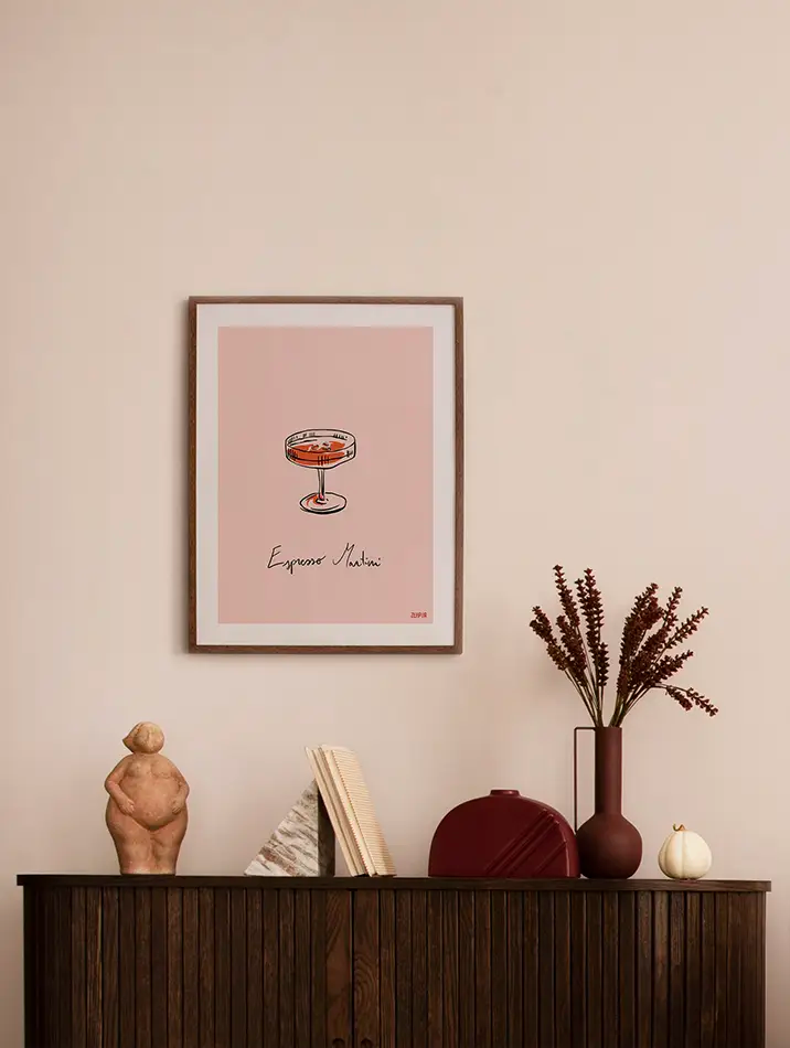 Illustration Espresso Martini : cette création d'art contemporaine, avec ses couleurs pastel raffinées, apporte une ambiance moderne et élégante à un salon ou une cuisine. Idéale pour un style déco tendance.
