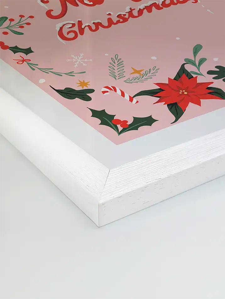 Affiche Joyeux Noël ornée de poinsettias rouges éclatants, de branches de houx et de baies festives, sur un fond rose pastel élégant. Le texte "Merry Christmas" trône au centre, ajoutant une touche chaleureuse et raffinée, parfaite pour une décoration murale de fêtes aux accents traditionnels et modernes.