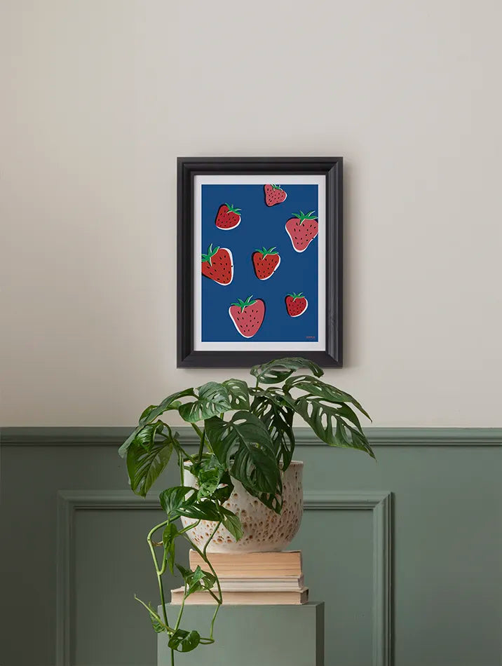 Illustration Fraises : cette image design, avec ses fraises appétissantes et son fond bleu uni, invite à profiter des plaisirs simples de l'alimentation. Parfaite pour une touche de fraîcheur et de vitalité dans votre espace de vie.