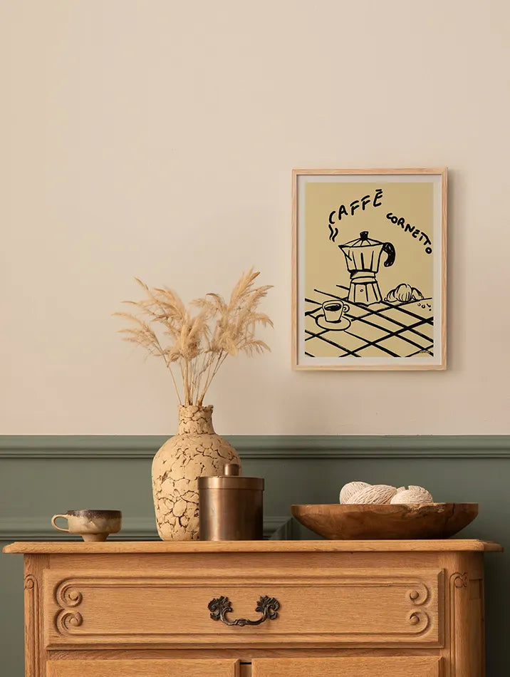 Poster Petit Déjeuner à l'Italienne : célébrant à la fois la boisson et la nourriture traditionnelles, cette affiche apporte une touche raffinée à votre décoration. La cafetière moka et le cornetto chaud s’intègrent harmonieusement dans une cuisine ou un bar.