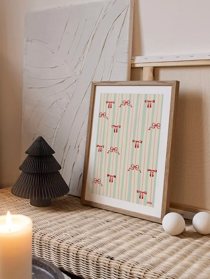 Affiche de noël vintage avec des nœuds rouges décoratifs sur fond à rayures verticales vertes et blanches, illustration festive minimaliste.