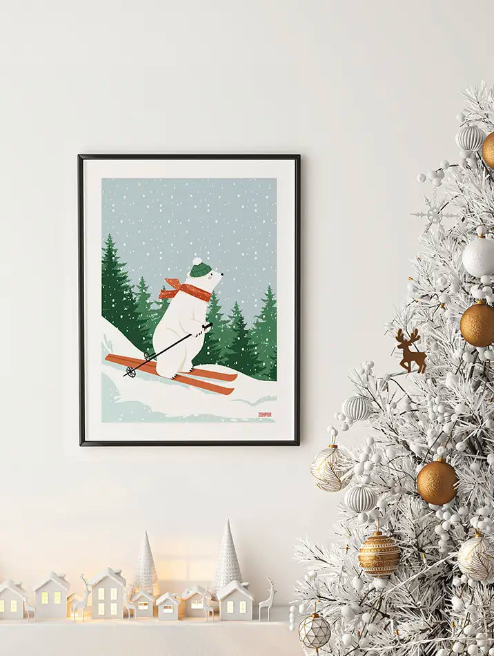 Poster d’hiver avec un ours polaire à skis, sur fond de forêt enneigée, sous une chute de neige, illustration joyeuse et hivernale. Le poster parfait pour Noël.