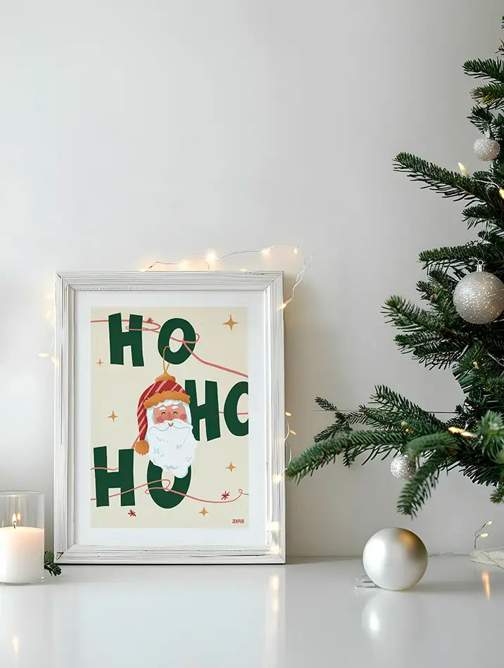 Poster festif avec un visage souriant de Père Noël, entouré du texte Ho Ho Ho et d'éléments décoratifs de Noël.