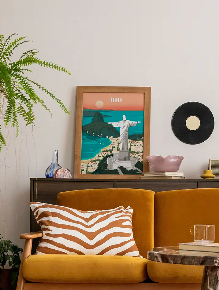 Illustration Rio : une représentation éclatante de Rio, avec des couleurs vibrantes qui mettent en valeur le célèbre coucher de soleil et la fusion unique entre nature et urbanisme. Idéale pour ajouter une ambiance néo-réaliste à un salon ou un bureau.