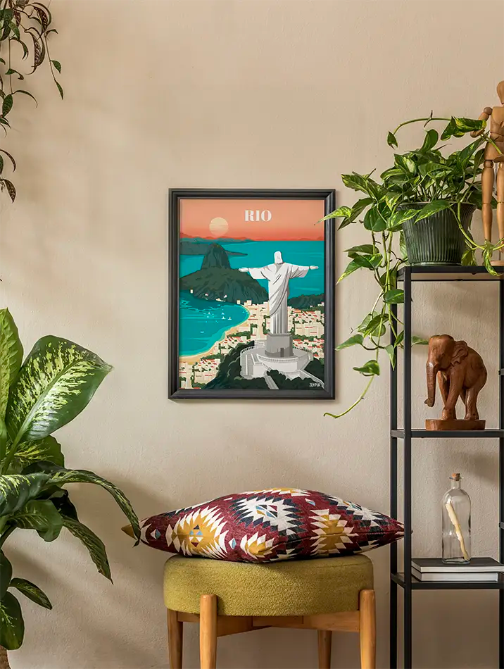 Poster Rio : cette illustration joyeuse capture l’énergie et la beauté de Rio, avec le Christ Rédempteur surplombant la baie et la plage de Copacabana. Parfaite pour apporter une touche d'exotisme et de dynamisme à votre décoration intérieure.