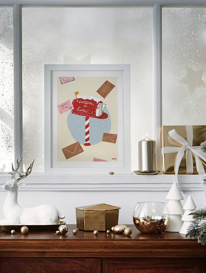 Poster avec une boîte aux lettres de Noël remplie de lettres adressées au Père Noël, entourée de cartes et de décorations festives.