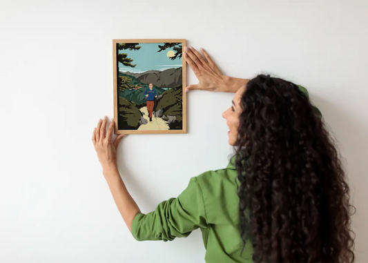 Artiste Blanca Flor accrochant une affiche unique personnalisée