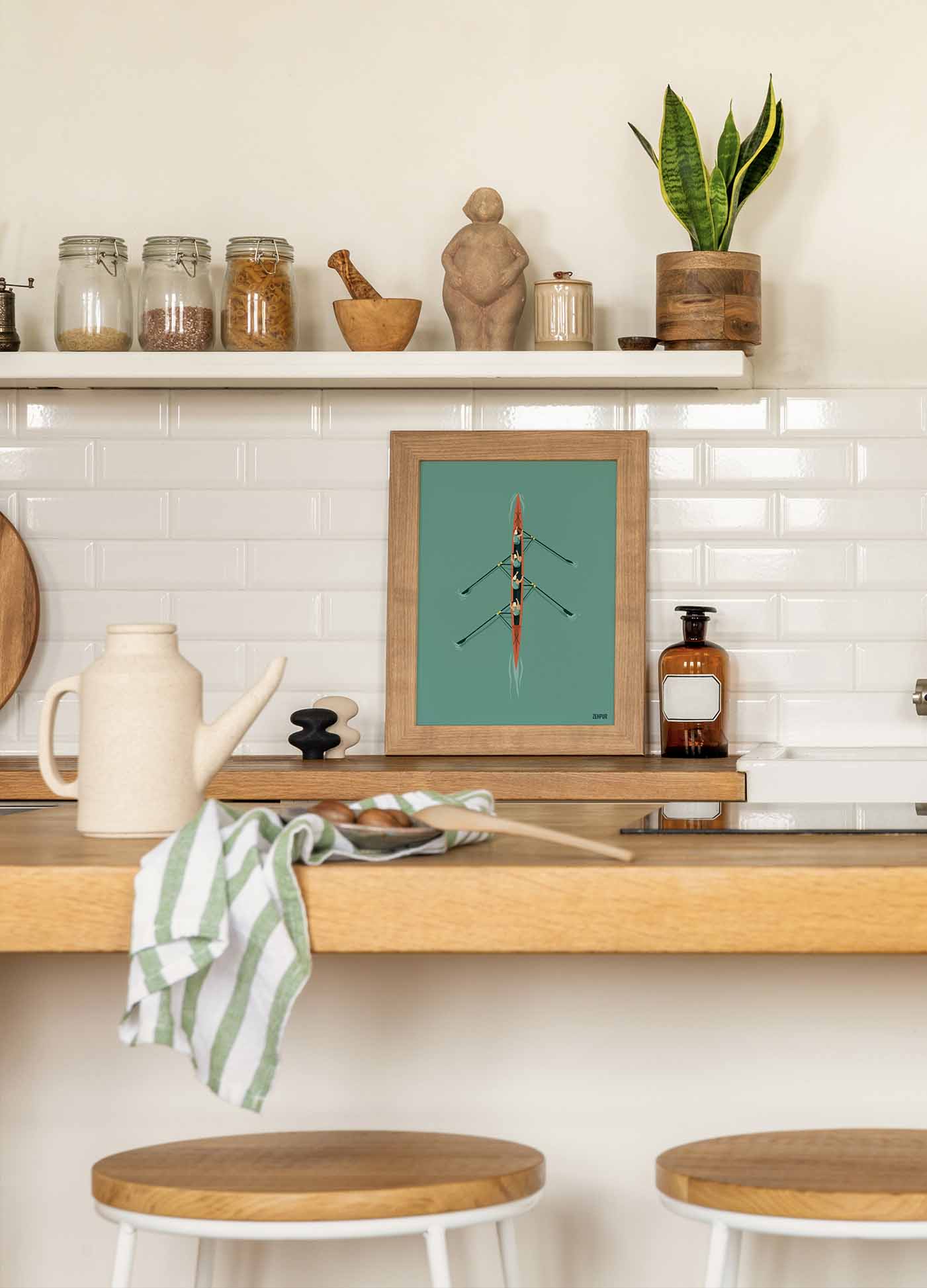 Cuisine décorée avec une affiche d'aviron, comptoir en bois avec vaisselle et ustensiles, étagère blanche avec pots et plantes
