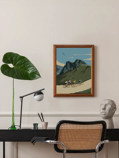 L'illustration "Cyclisme vintage", avec ses teintes vibrantes, apportera une touche d'élégance et de dynamisme à tout salon, bureau ou salle de sport, ajoutant du caractère à votre décoration.