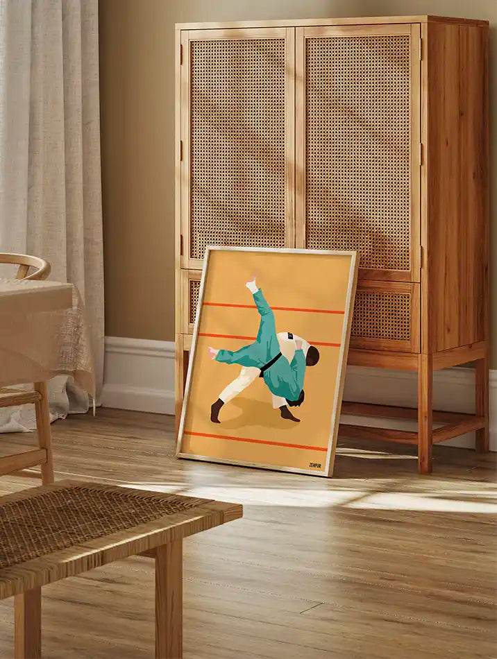 Affiche de judo Harai Goshi avec judokas en action, encadrée et posée au sol dans un intérieur design en bois, décoration sportive pour les passionnés de judo.