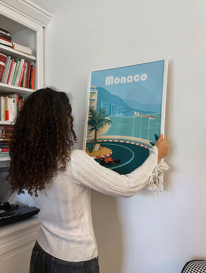 Illustration F1 Monaco : cette affiche de sport incarne l’esprit compétitif des plus grands pilotes de F1, avec un design vibrant et moderne. Elle apporte une touche sportive et colorée à tout intérieur.