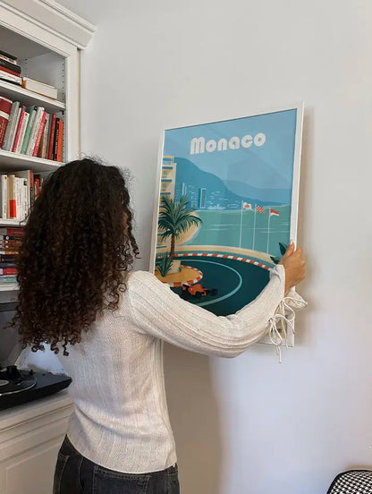 Illustration F1 Monaco : cette affiche de sport incarne l’esprit compétitif des plus grands pilotes de F1, avec un design vibrant et moderne. Elle apporte une touche sportive et colorée à tout intérieur.