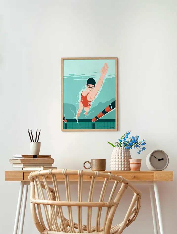 Poster Nageuse : le contraste saisissant entre le bleu/vert de l'eau et le rouge éclatant du maillot crée une composition visuellement captivante. Parfait pour les amateurs de natation, ce poster s'intègre facilement dans un intérieur contemporain.