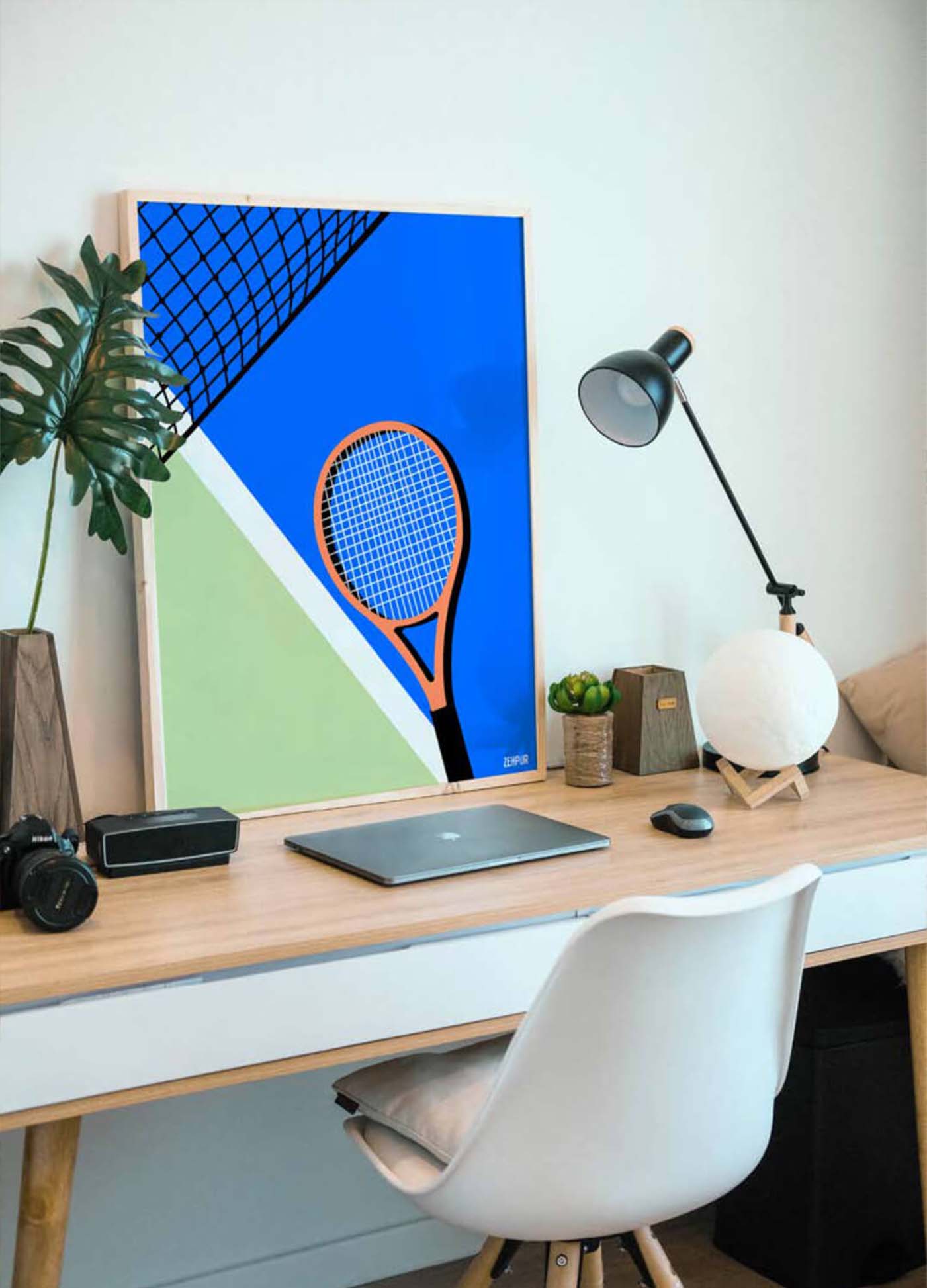 Affiche minimaliste d'une raquette de tennis contre un filet sur un fond abstrait de court, une pièce d'art murale stylisée pour les amateurs de tennis.