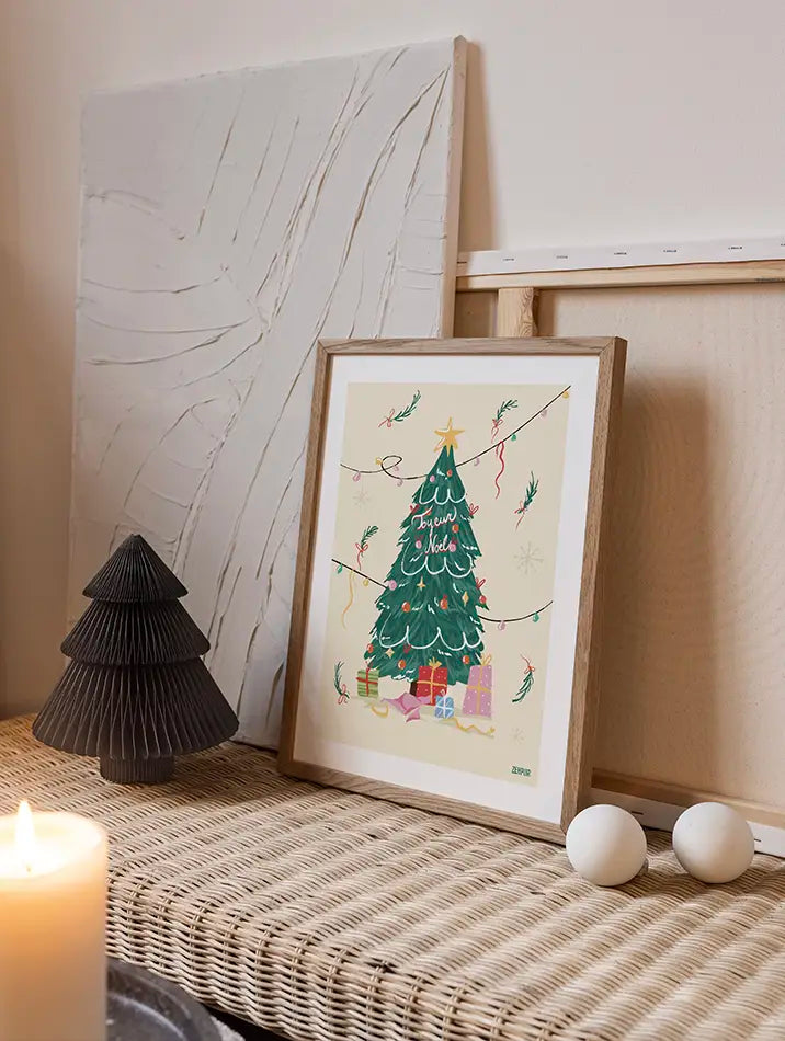 Poster sapin de Noël avec guirlandes, boules et étoiles, accompagnés de cadeaux colorés, illustration festive et joyeuse.