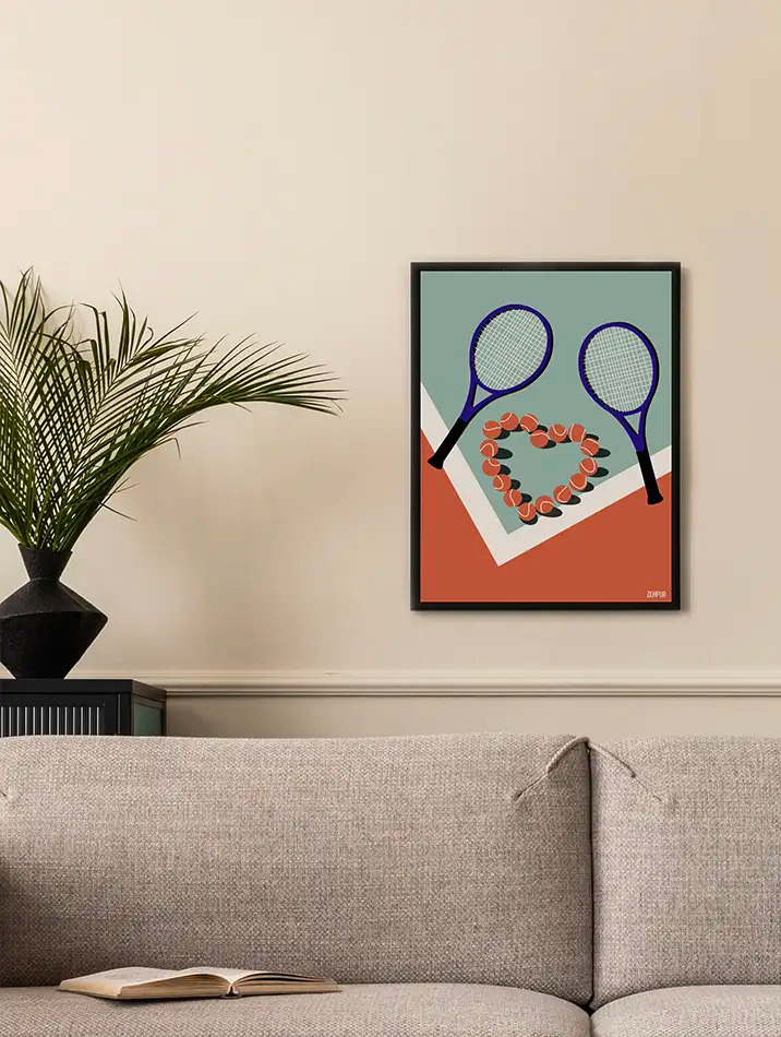 Les posters "Tennis, mon amour", disponibles en trois coloris distincts, célèbrent l'amour du tennis à travers des raquettes entourant un cœur formé de balles