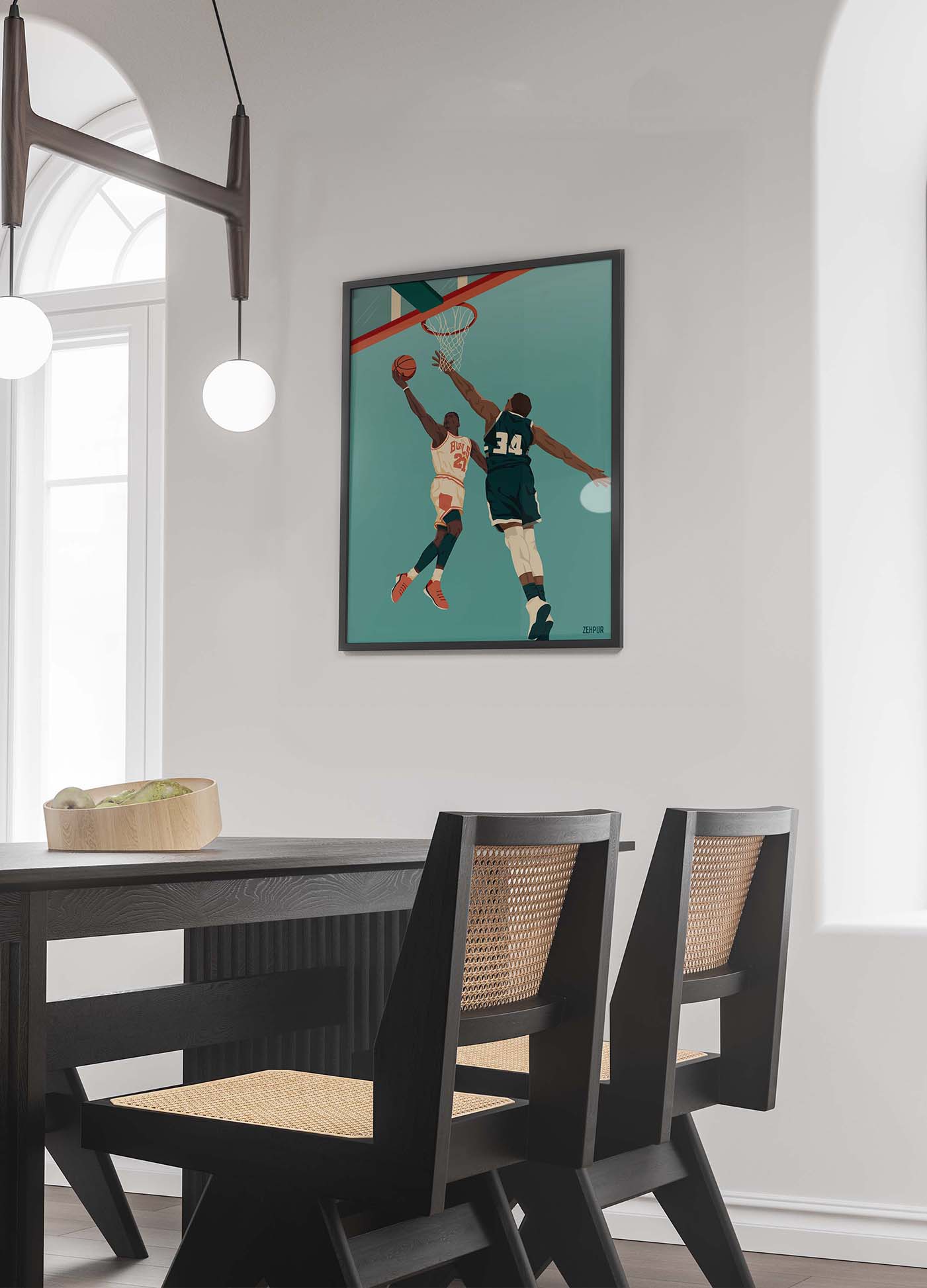 Décoration intérieure d'une salle à manger contemporaine avec une grande affiche de basketball encadrée au mur. La pièce est meublée avec une table en bois foncé et des chaises assorties, éclairée naturellement par des fenêtres et des lampes suspendues.