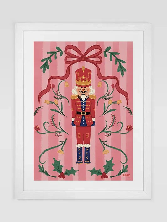 Affiche artistique Casse-Noisette, illustrée par Blanca Flor, représentant un soldat de Noël avec des éléments décoratifs festifs comme des branches de houx, des fleurs et un grand nœud rouge, le tout sur un fond rose pastel. Poster parfait pour une ambiance de fêtes élégante et raffinée.