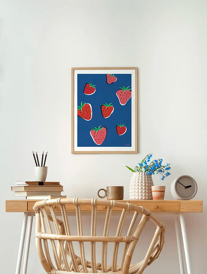 Poster Fraises : une composition vibrante où des fraises rouges contrastent avec un bleu roi profond, évoquant la gourmandise et l'arrivée des beaux jours. Idéale pour une déco moderne et fruitée dans votre cuisine, salle à manger ou chambre d'ados.