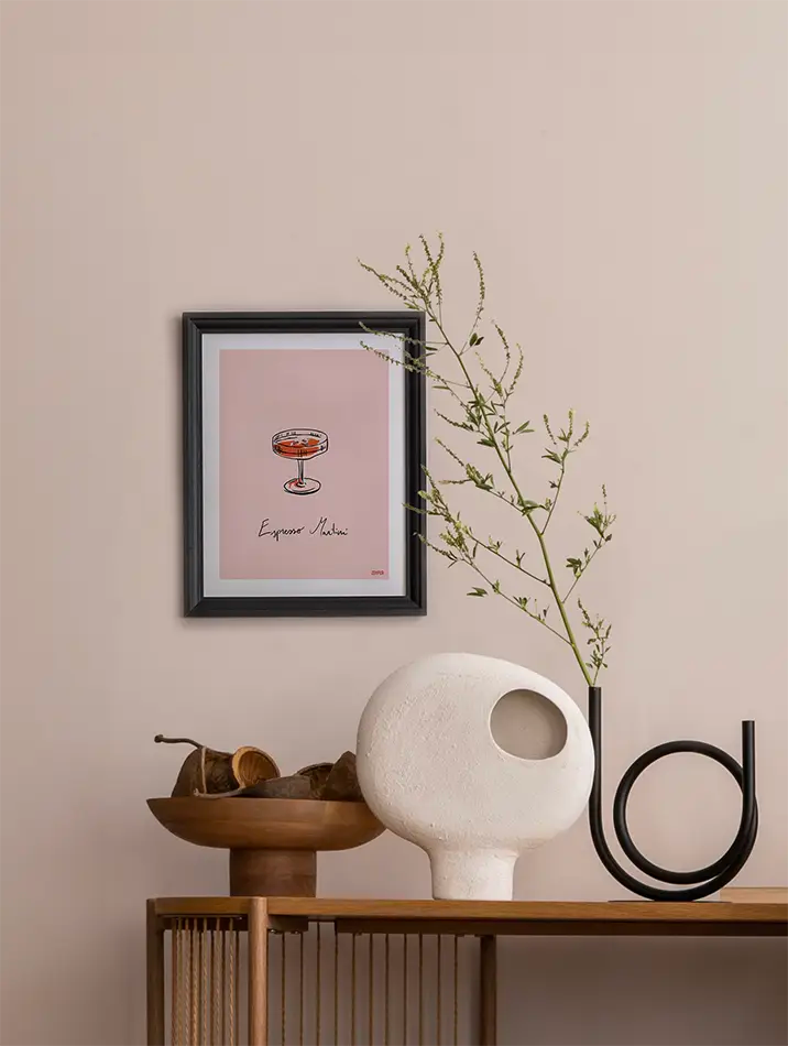 Poster Espresso Martini : l’alliance du minimalisme et de la modernité dans cette affiche chic. Ses nuances pastel s’intègrent avec élégance dans n’importe quel intérieur en quête de fraîcheur décorative.