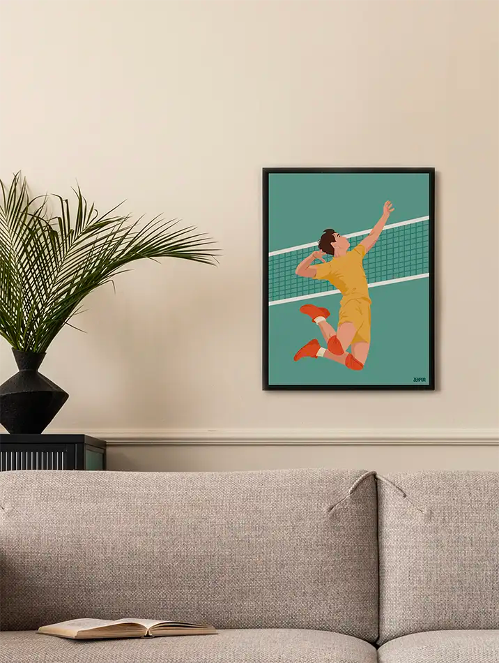 Poster d'un joueur de volley en plein saut, accroché au-dessus d'un canapé dans un salon minimaliste avec des touches de verdure. Parfait pour une décoration murale sportive et moderne.