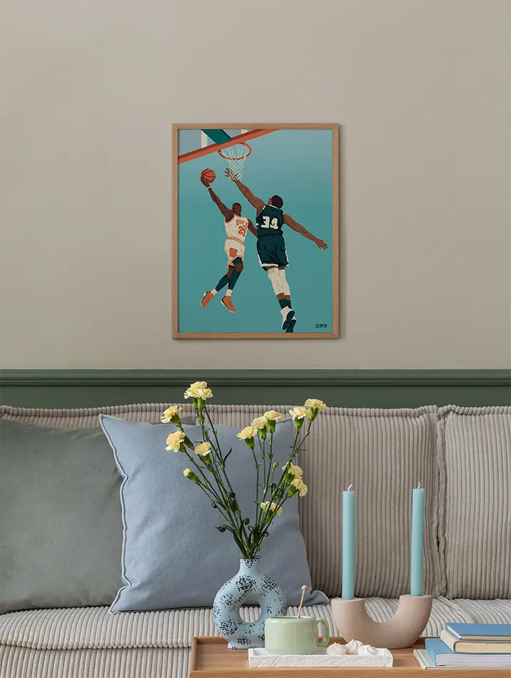 Cette affiche de basket, avec ses joueurs en plein élan, symbolise la passion et la rivalité de la NBA, parfaite pour une salle de sport ou un salon au style vintage.