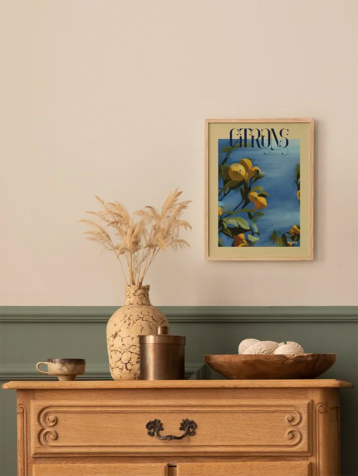 Cette affiche botanique de citrons, avec ses habiles coups de pinceau, évoque la douceur de vivre et les effluves marins, parfaite pour un intérieur qui aspire à l'évasion et à la chaleur méditerranéenne.