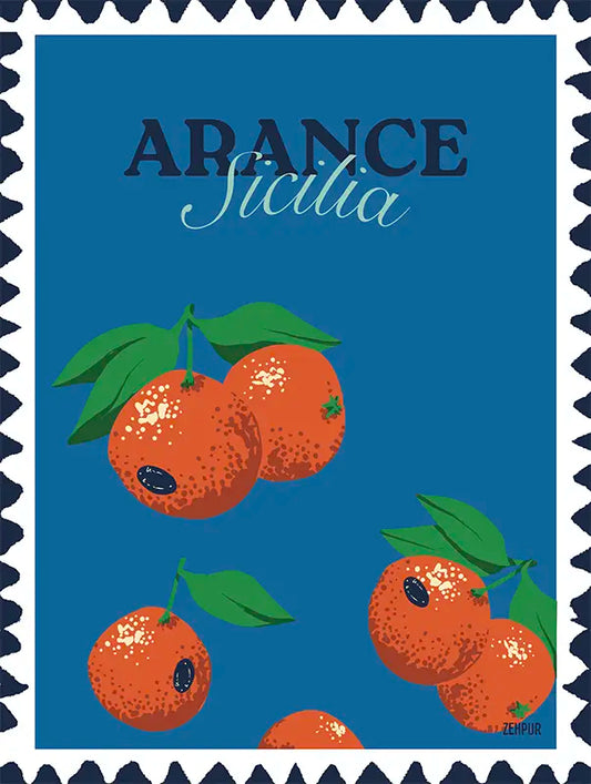 Affiche Arance Sicilia : une illustration vibrante d'oranges siciliennes sur un fond bleu profond, évoquant la richesse des agrumes méditerranéens. Parfaite pour ajouter une touche ensoleillée à une cuisine ou un salon, elle s’intègre harmonieusement dans une déco chaleureuse moderne.